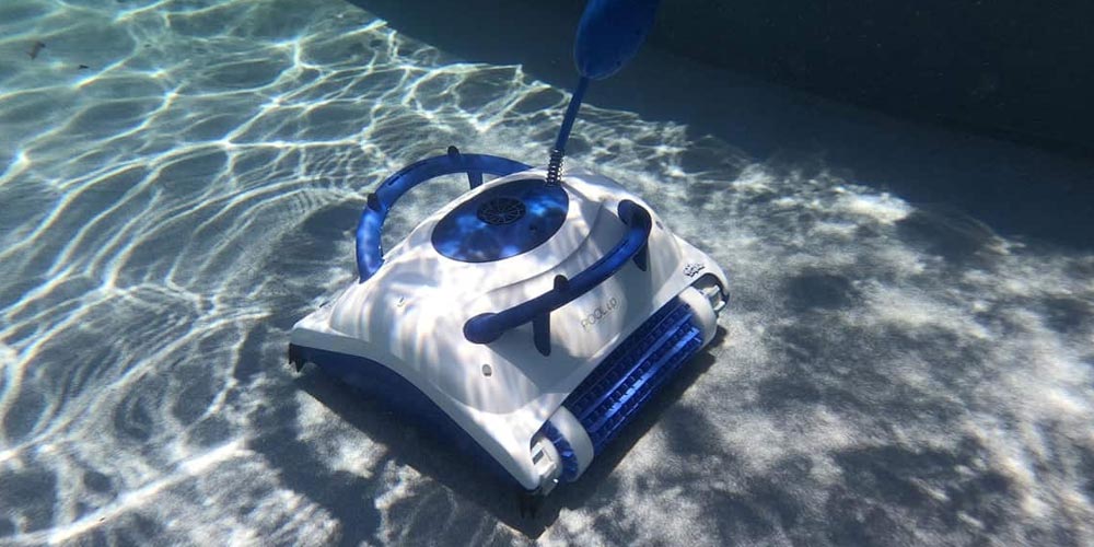 Le robot de piscine Dolphin Pool Up en action