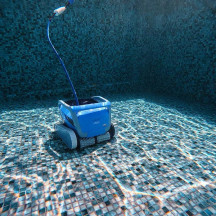 Robot Dolphin M550, le robot de piscine autonome haut de gamme