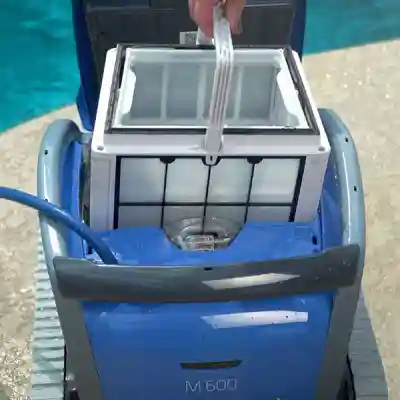 Robot Dolphin M600, le robot de piscine connecté garanti 4 ans
