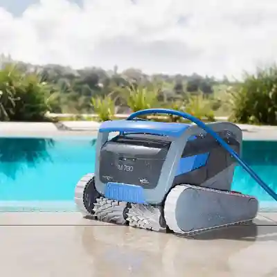 Dolphin M700 : le meilleur robot pour piscine privée Dolphin