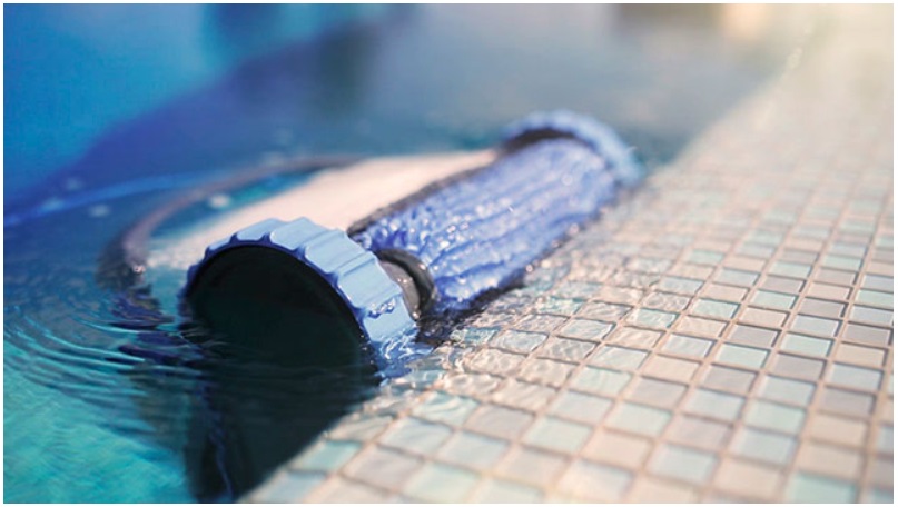 Robot de piscine électrique qui remonte la paroi