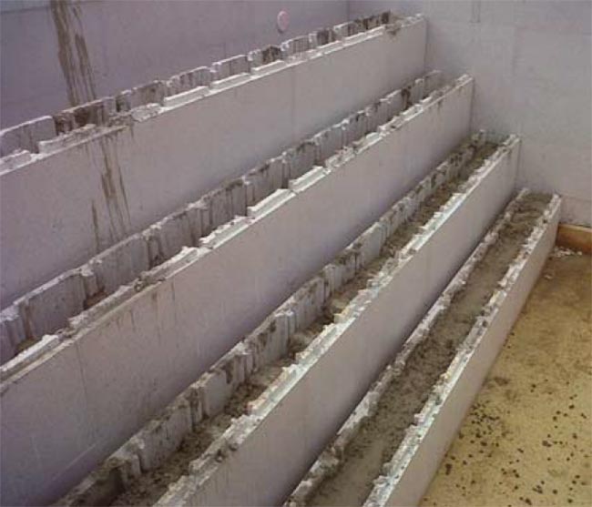 Réalisation d'un escalier intérieur dans la largeur de la piscine