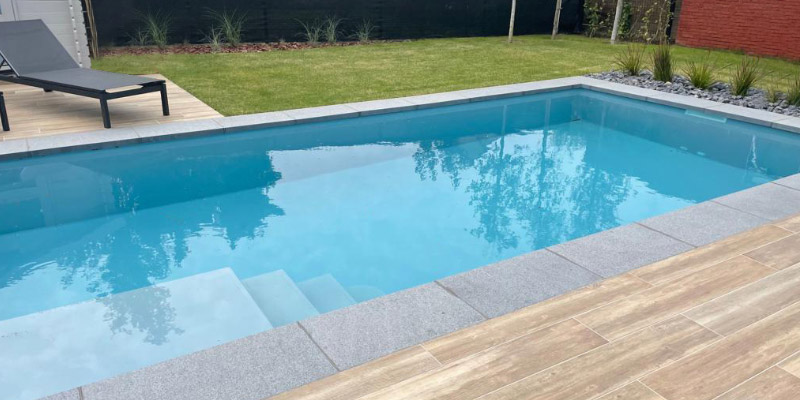 Pose des margelles de votre piscine à coque