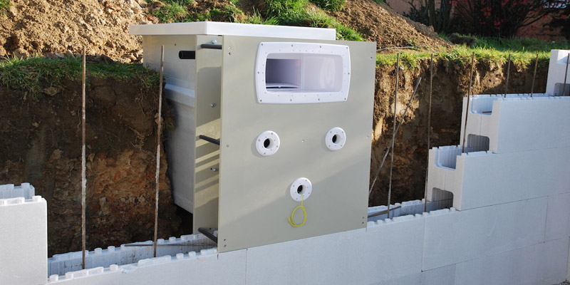 Mur filtrant en cours d'installation dans un kit piscine en polystyrène