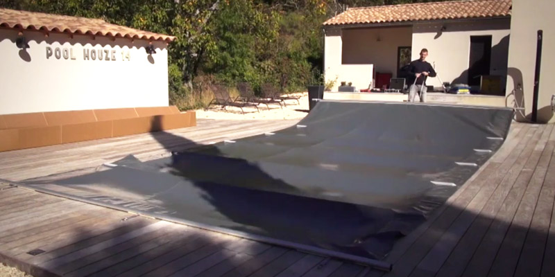 Poser sa bâche à barres pour piscine