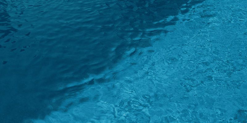 Comment réduire la consommation de sa piscine ? Eau, énergie, chimie...