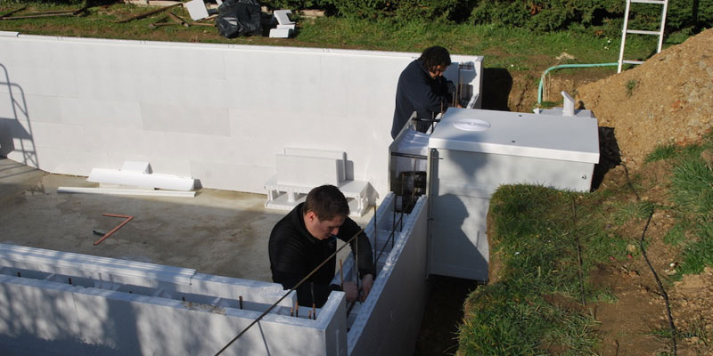 Montage des parois de la piscine en blocs de polystyrène