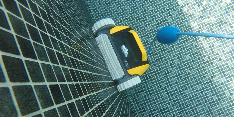 À quoi sert un robot de piscine ? À nettoyer le bassin.