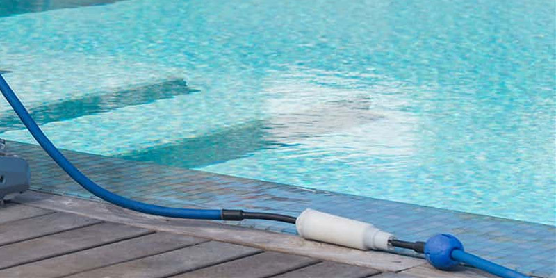 Robot de piscine avec raccord tournant