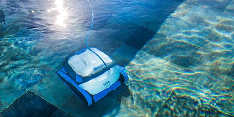 Un robot de piscine autonome Dolphin en action