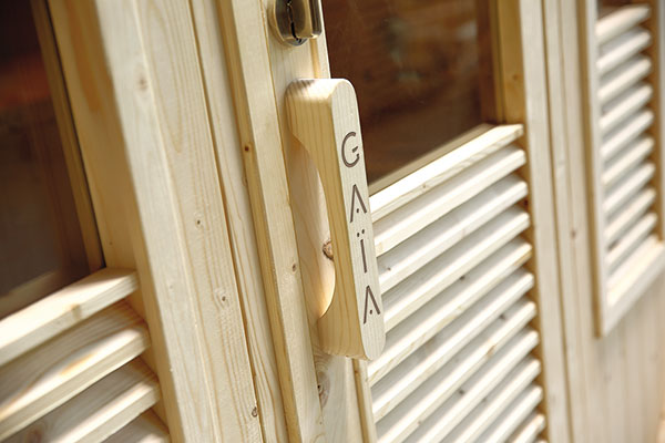 Porte et fa&ccedil;ade avant vitr&eacute;es et dot&eacute;e de persiennes