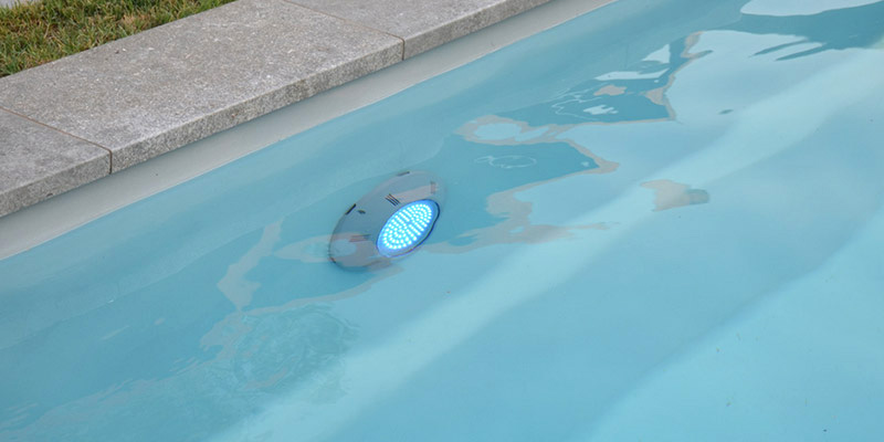Comment installer un projecteur plat Seamaid à visser dans une piscine ?