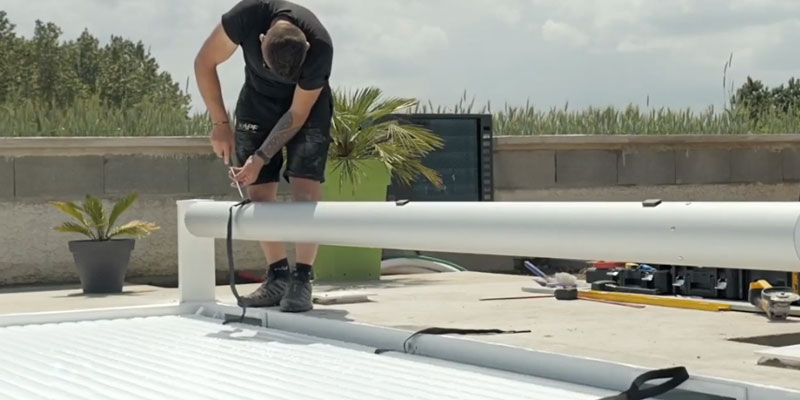 Fixer les sangles de rappel du volet roulant de piscine