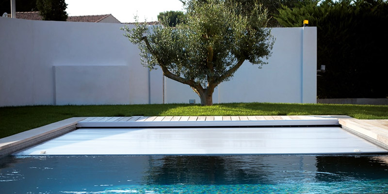 Comment nettoyer son volet de piscine ? C'est facile !