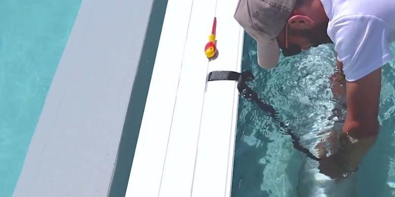 Pose d'un volet de piscine avec caillebotis immergés