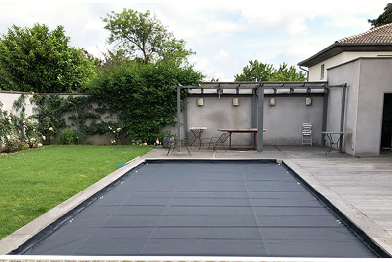 Volet de piscine avec bâche de protection pour l'hiver