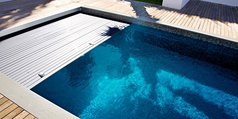 Volet de piscine pour couvrir son bassin et stopper la photosynthèse